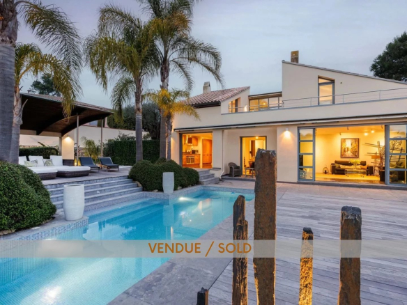VENDUE – Exclusivité  –  Biot Village – Superbe propriété – 4 chambres. Piscine,  vue mer et à pieds du village