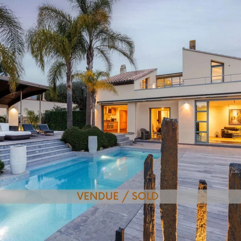 Panoramic sea view – Renovated 130 m² house – Secure estate – Vallauris / Hélio Marin
