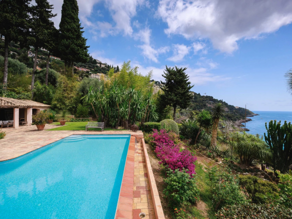Roquebrune-Cap-Martin – Exceptional property dating from 1720 – Breathtaking sea views – Large, lush garden with swimming pool and pool house. Caretaker's cottage