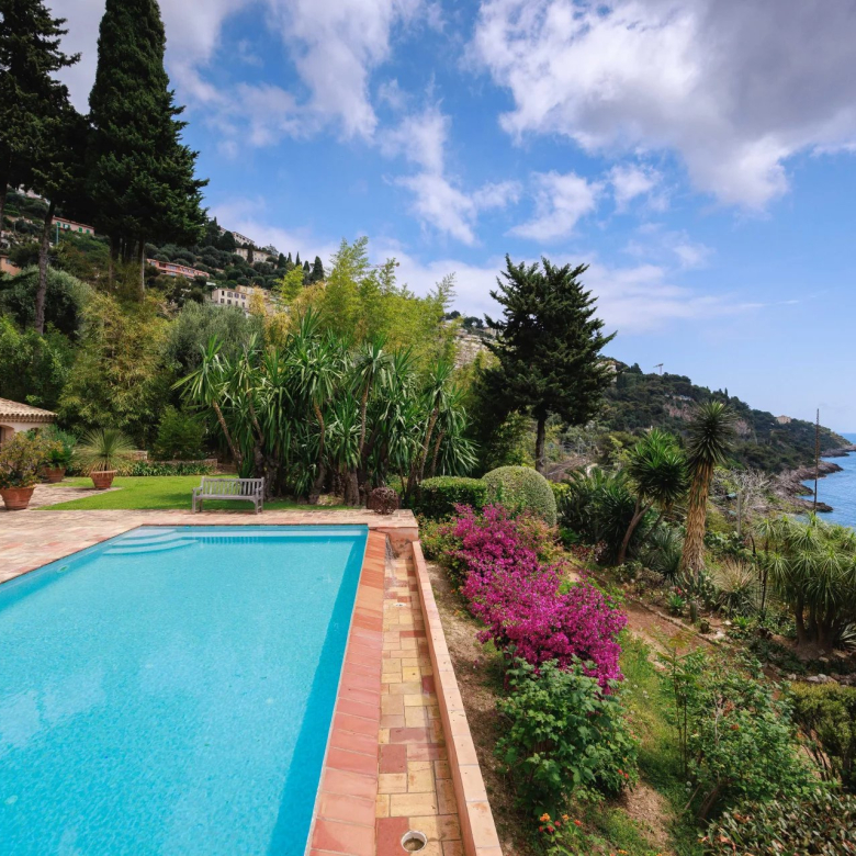 LA GARDE-FREINET: house &amp; land 14000m2