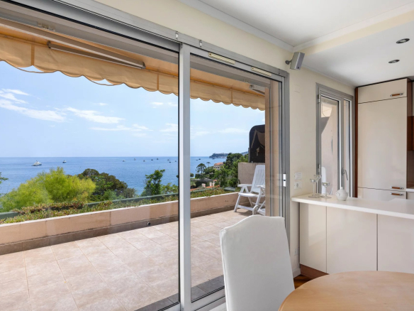 Co-exclusive listing – Roquebrune-Cap-Martin: 4-room apartment with panoramic views – Garage – Swimming pool