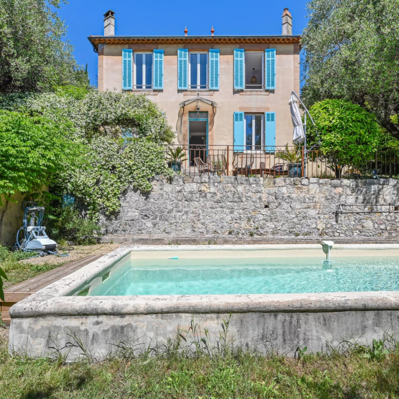Rare Maison sur les Hauts de Cagnes avec jardin et stationne