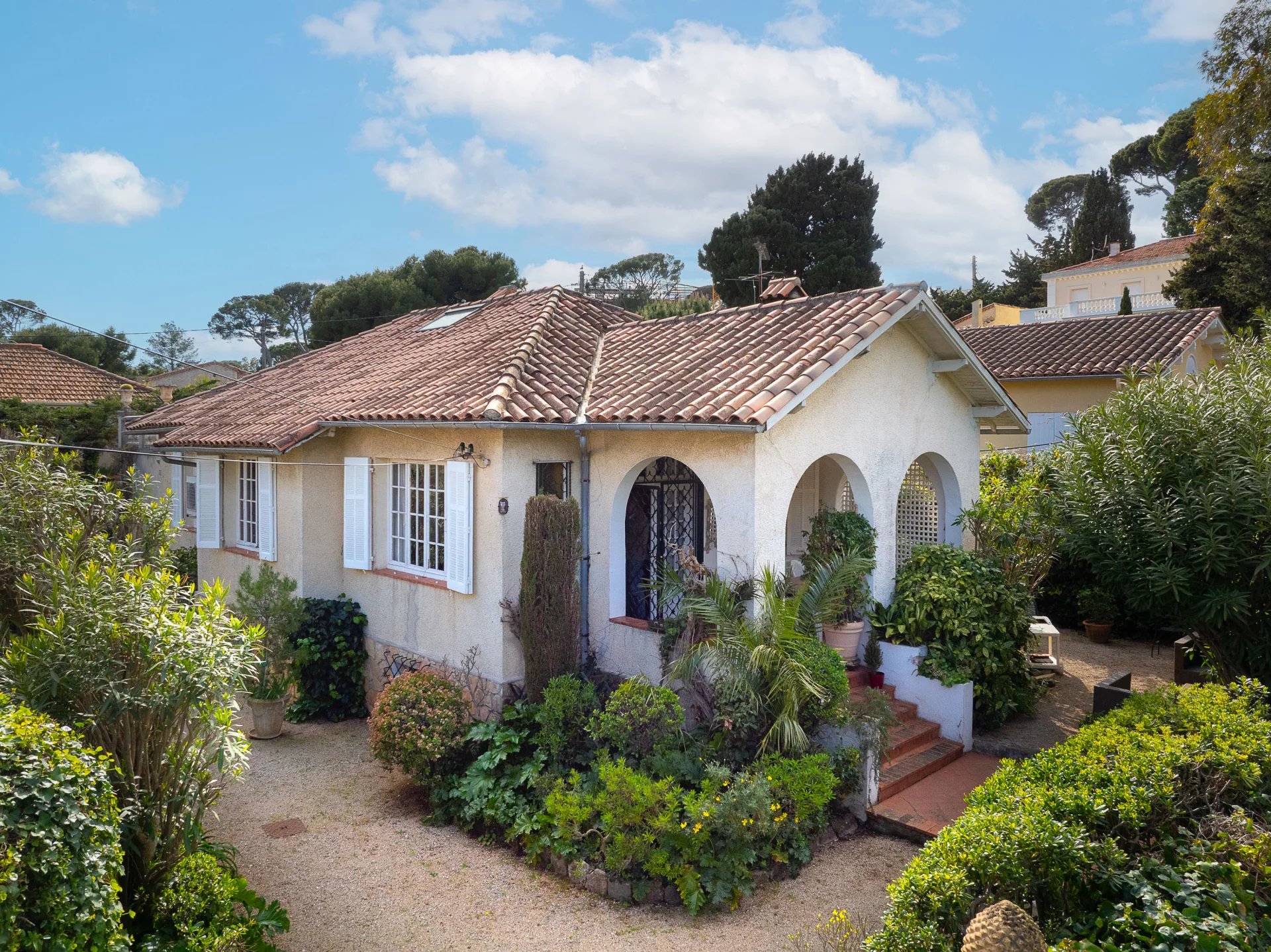 Charming 120 m² villa with garden in Cap d'Antibes, close to the beach.
