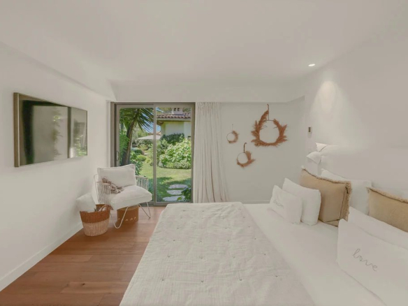 Room in a contemporary villa with access to a lush garden.