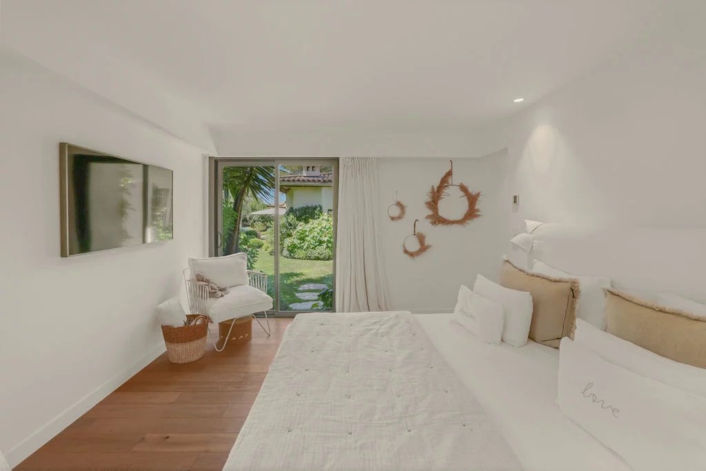 Elegant room in a villa in Le Cannet Room in a contemporary villa with access to a lush garden.
