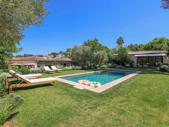 Single-storey villa with swimming pool and lush garden in Le Cannet