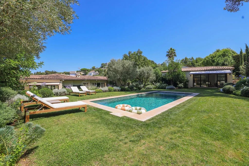 Elegant villa in Le Cannet Single-storey villa with swimming pool and lush garden in Le Cannet