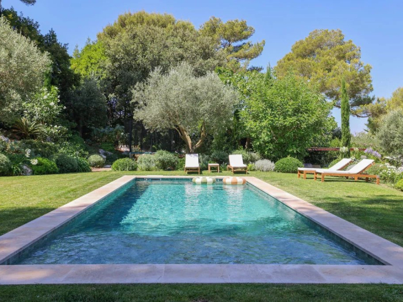 Single-storey villa with swimming pool and lush garden in Le Cannet
