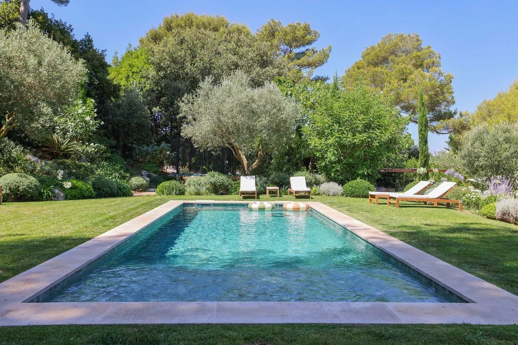 Elegant villa with swimming pool in Le Cannet Single-storey villa with swimming pool and lush garden in Le Cannet