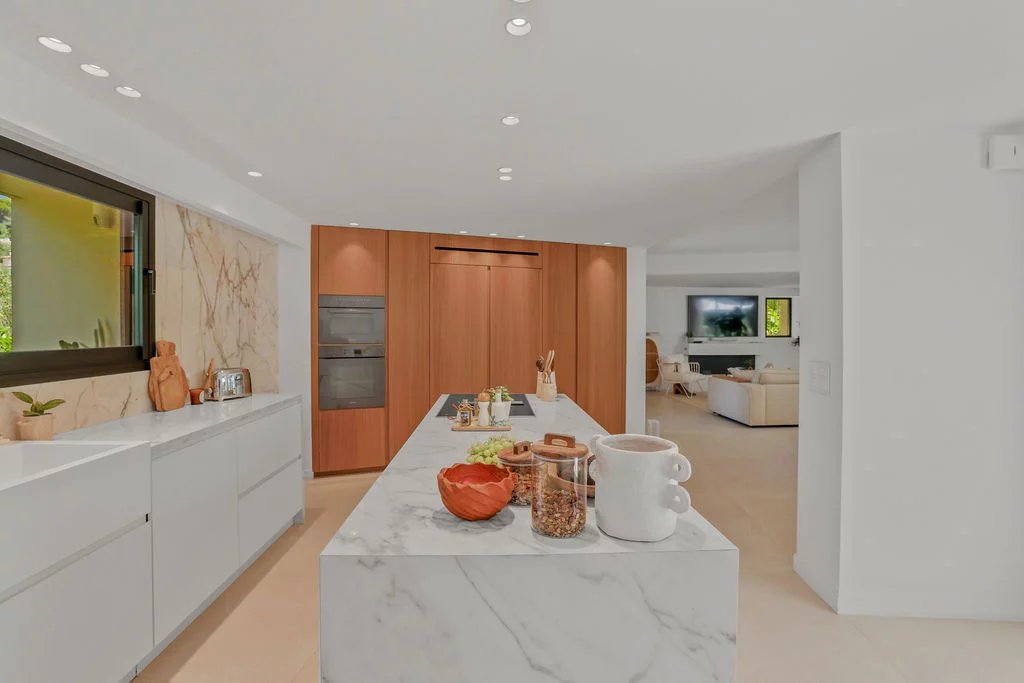 Contemporary interior of a villa in Le Cannet Modern interior of a villa with open kitchen and central marble island.