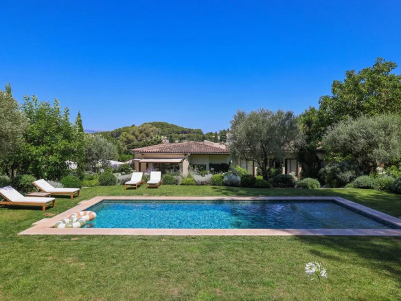 Single-storey villa with swimming pool and lush garden in Le Cannet