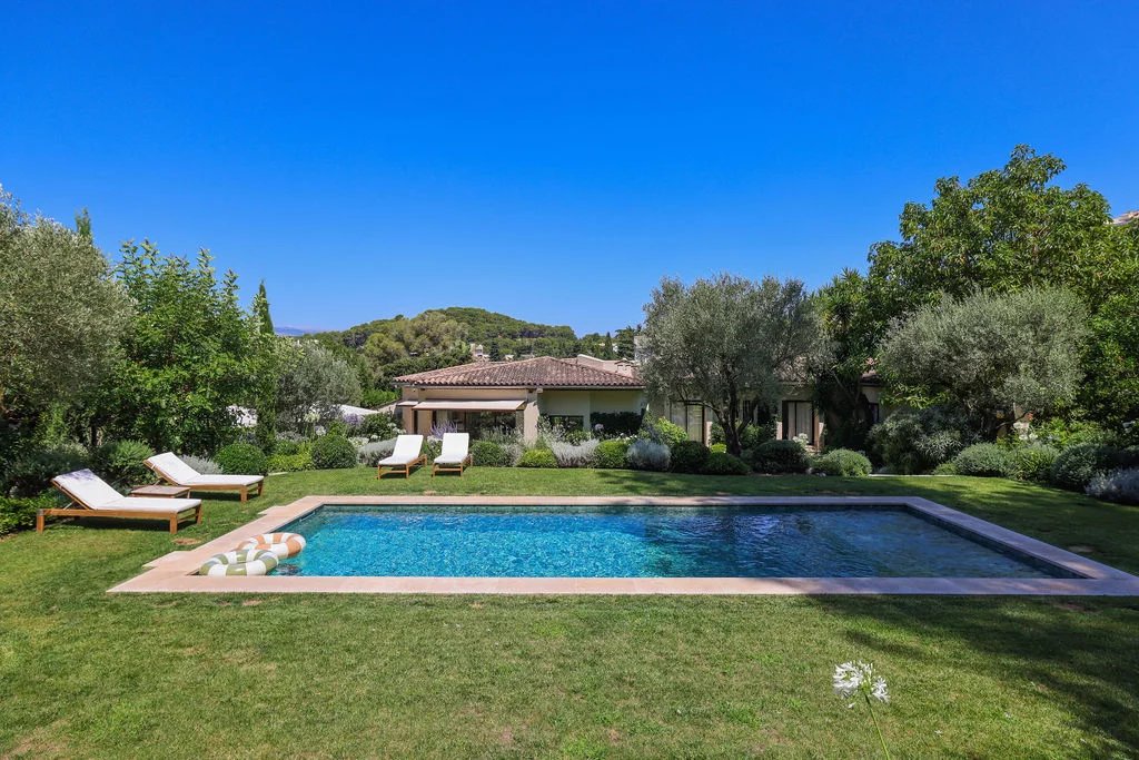 Elegant villa in Le Cannet Single-storey villa with swimming pool and lush garden in Le Cannet