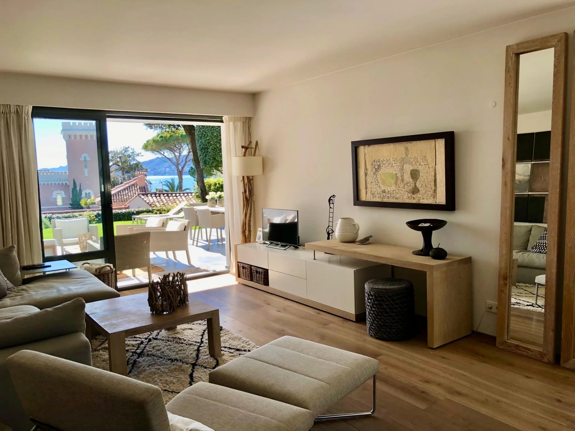 3-room apartment in Cap d'Antibes Bright living room of an apartment with sea view, Cap d'Antibes.