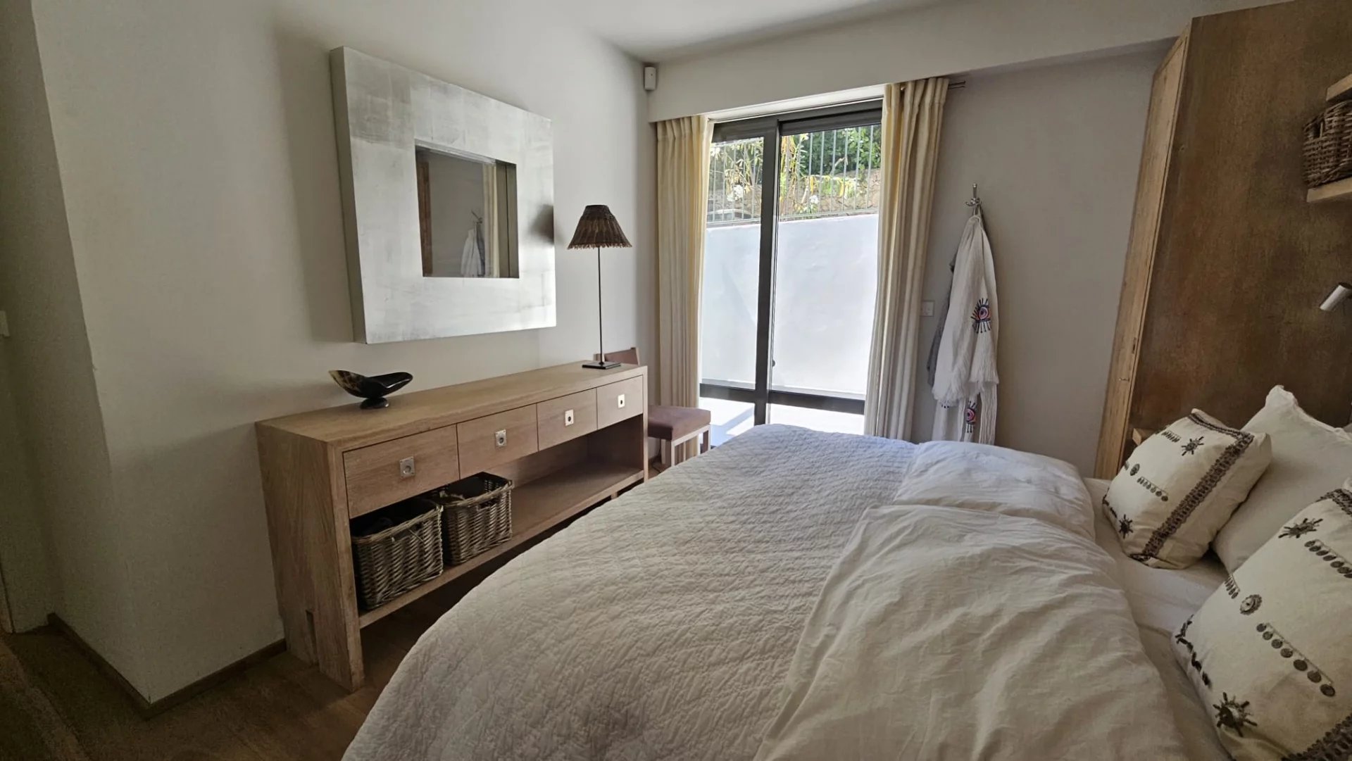 Apartment room in Cap d'Antibes Room in a bright apartment with modern decor and access to an outdoor area.