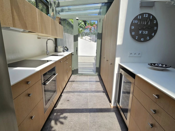 Modern and bright kitchen in an apartment in Antibes, with garden view.