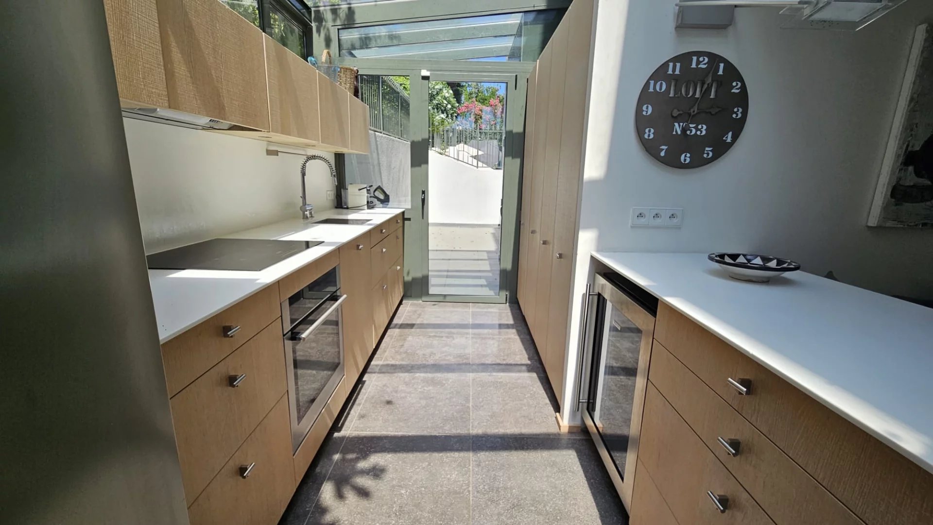 Kitchen of an apartment in Antibes Modern and bright kitchen in an apartment in Antibes, with garden view.