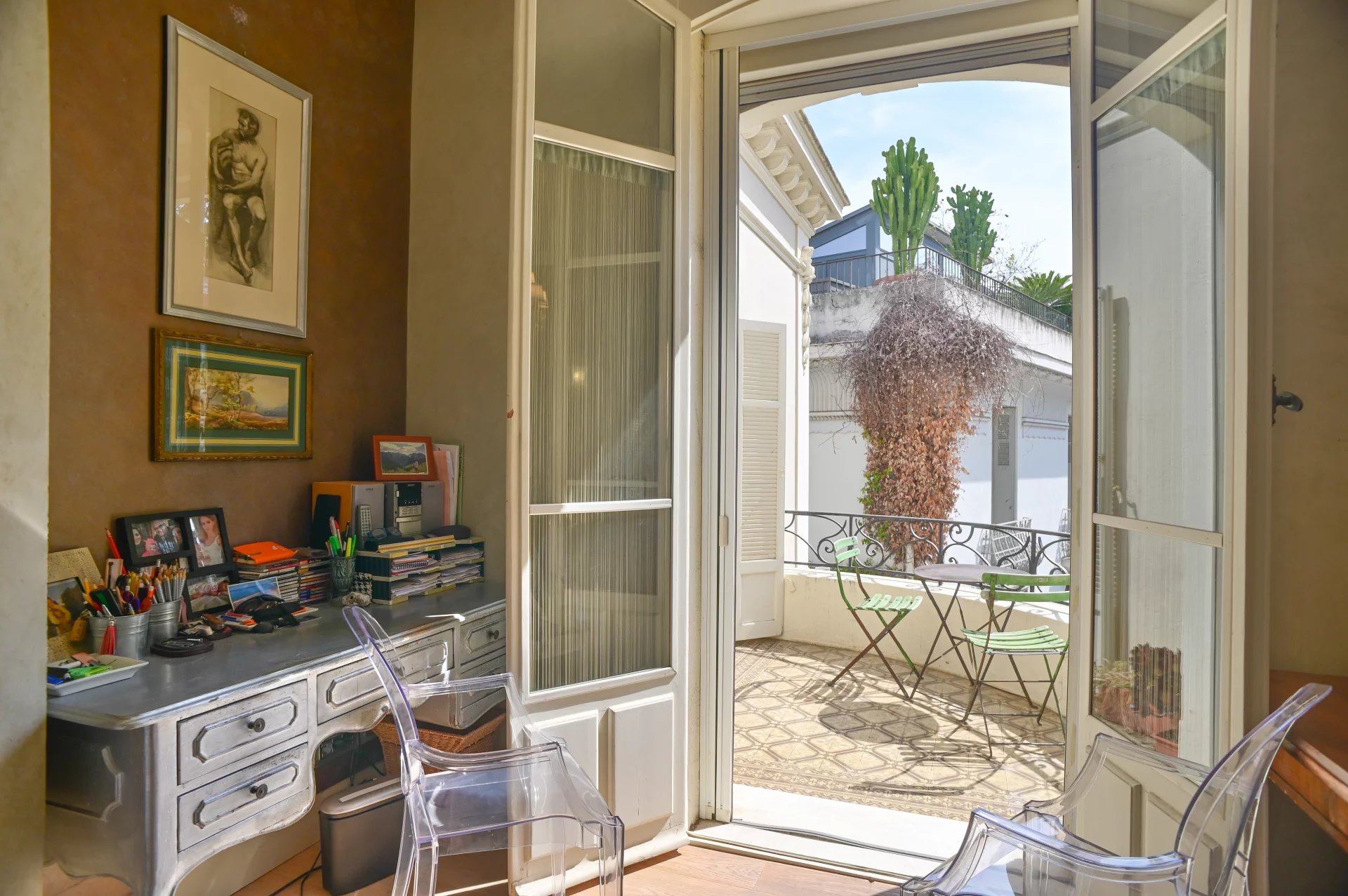 Belle Époque apartment in Cannes Interior of a Belle Époque apartment in Cannes with an office and a terrace.