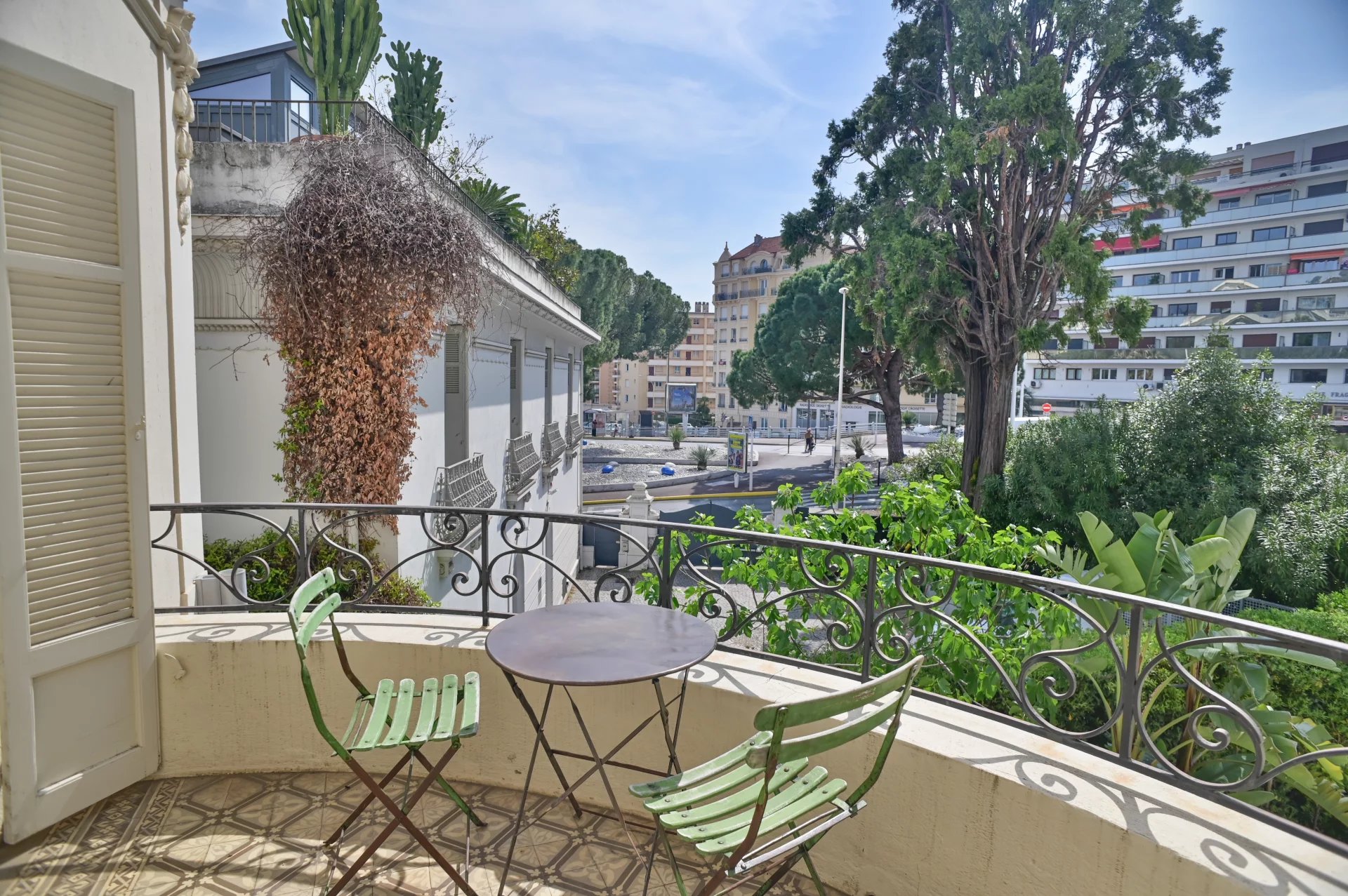 Balcony of an apartment in Cannes Balcony of a Belle Époque apartment in Cannes overlooking the street and plants.