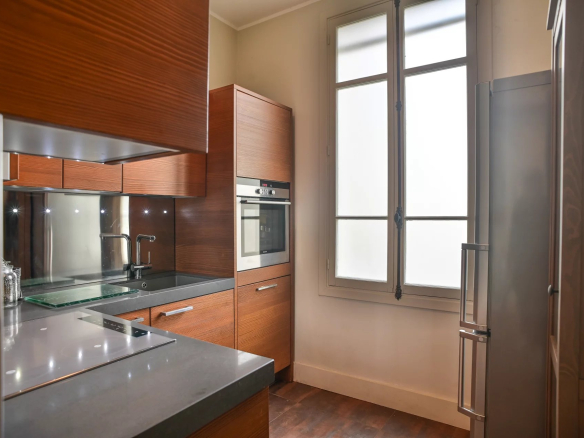 Modern kitchen with wooden elements and integrated appliances.