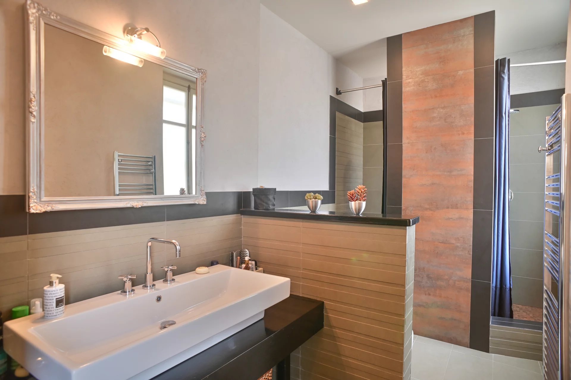 Bathroom of a Belle Époque apartment in Cannes Modern bathroom with shower and sink in a Belle Époque apartment in Cannes.