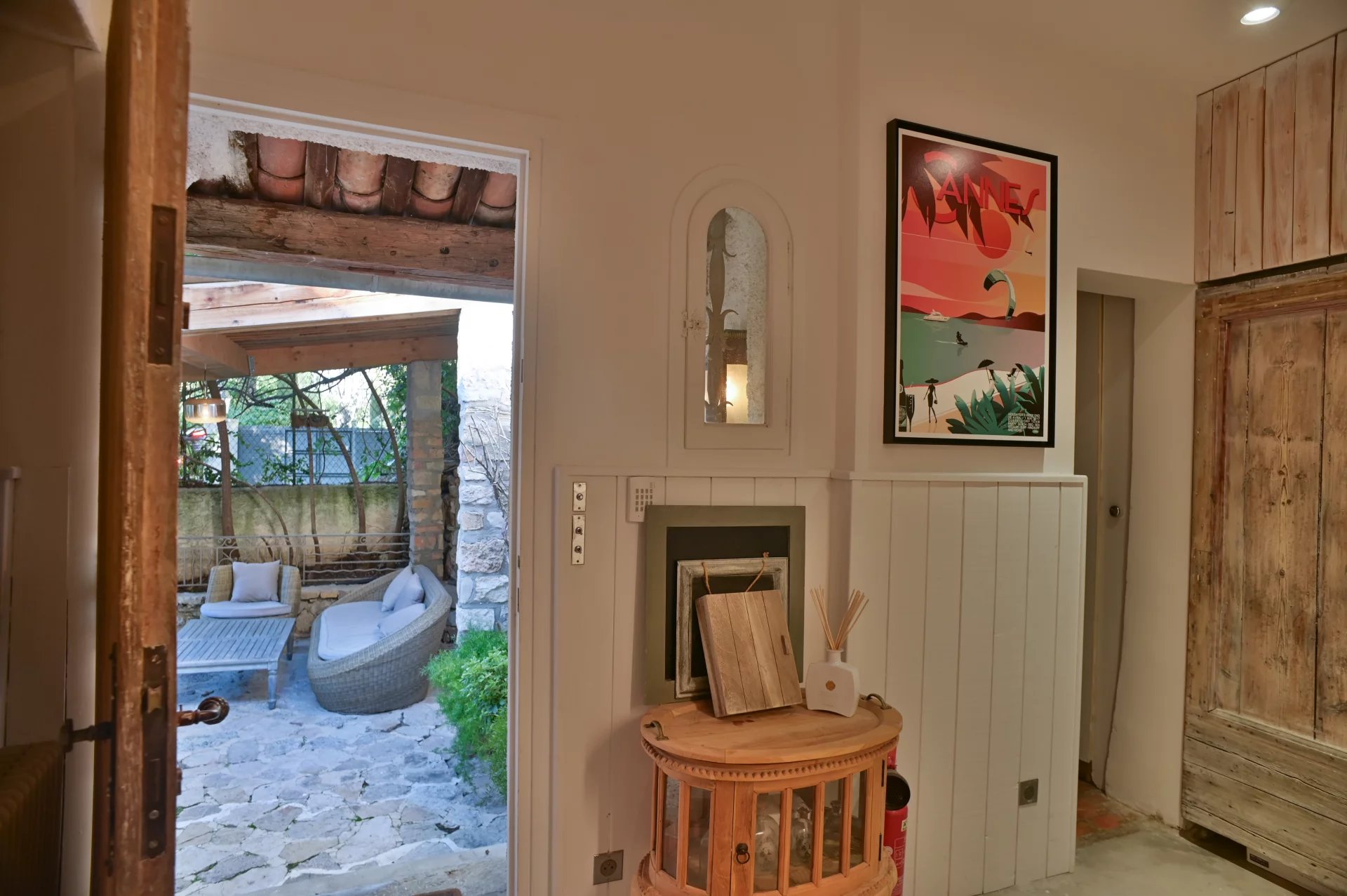 Intérieur d'un ancien moulin rénové avec accès à un jardin et une piscine.