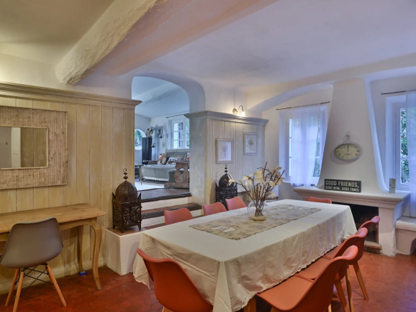 Intérieur d'une propriété rénovée avec table à manger et cheminée, quartier Californie à Cannes.