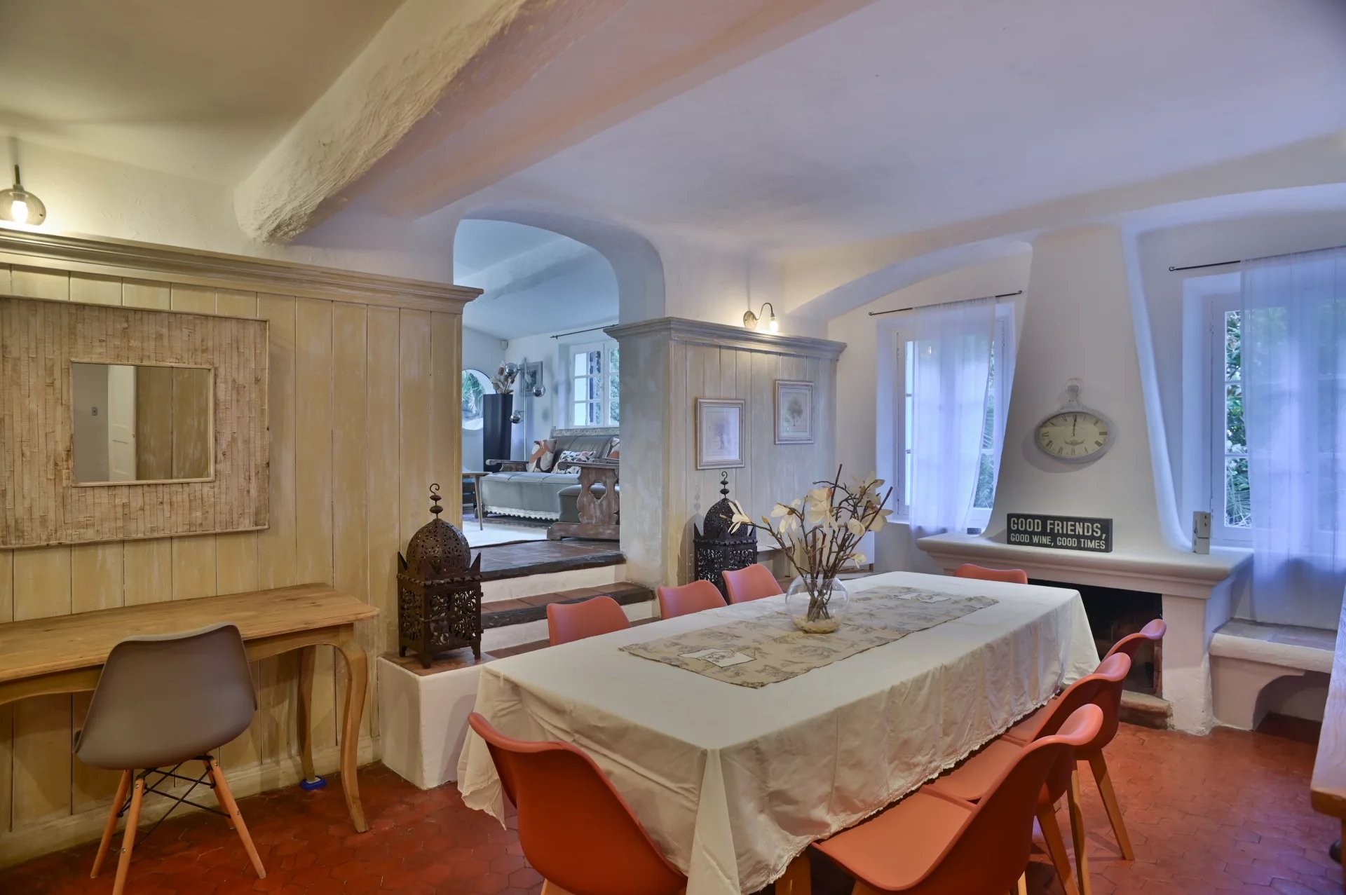 Intérieur d'une propriété rénovée avec table à manger et cheminée, quartier Californie à Cannes.