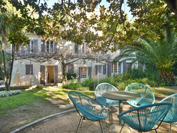 Ancien moulin rénové du XIXe siècle avec jardin et piscine à Cannes, quartier Californie.