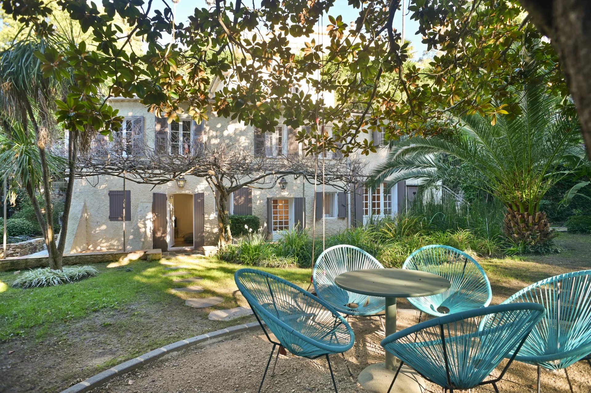 Ancien moulin rénové du XIXe siècle avec jardin et piscine à Cannes, quartier Californie.