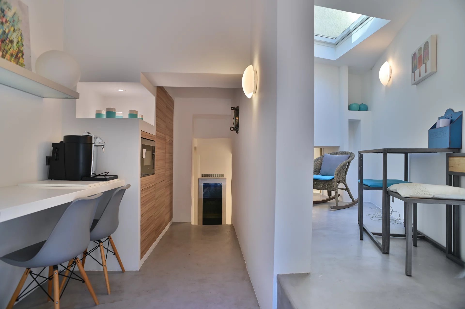 Intérieur rénové d'un moulin du XIXe siècle à Cannes, avec espace cuisine et coin salon.