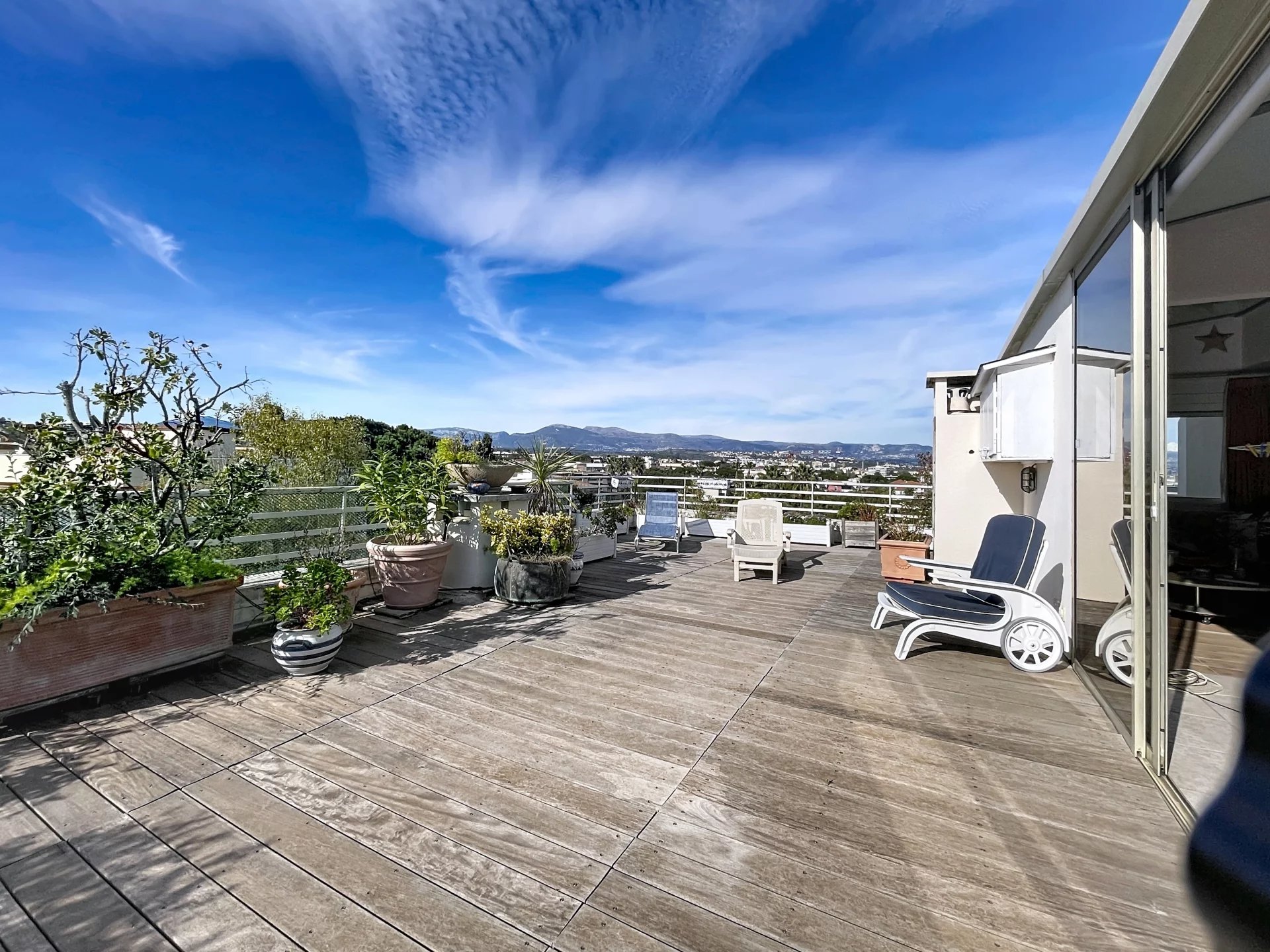 Terrasse avec vue à Antibes Terrasse spacieuse de 65 m² avec vue latérale sur la mer à Antibes.