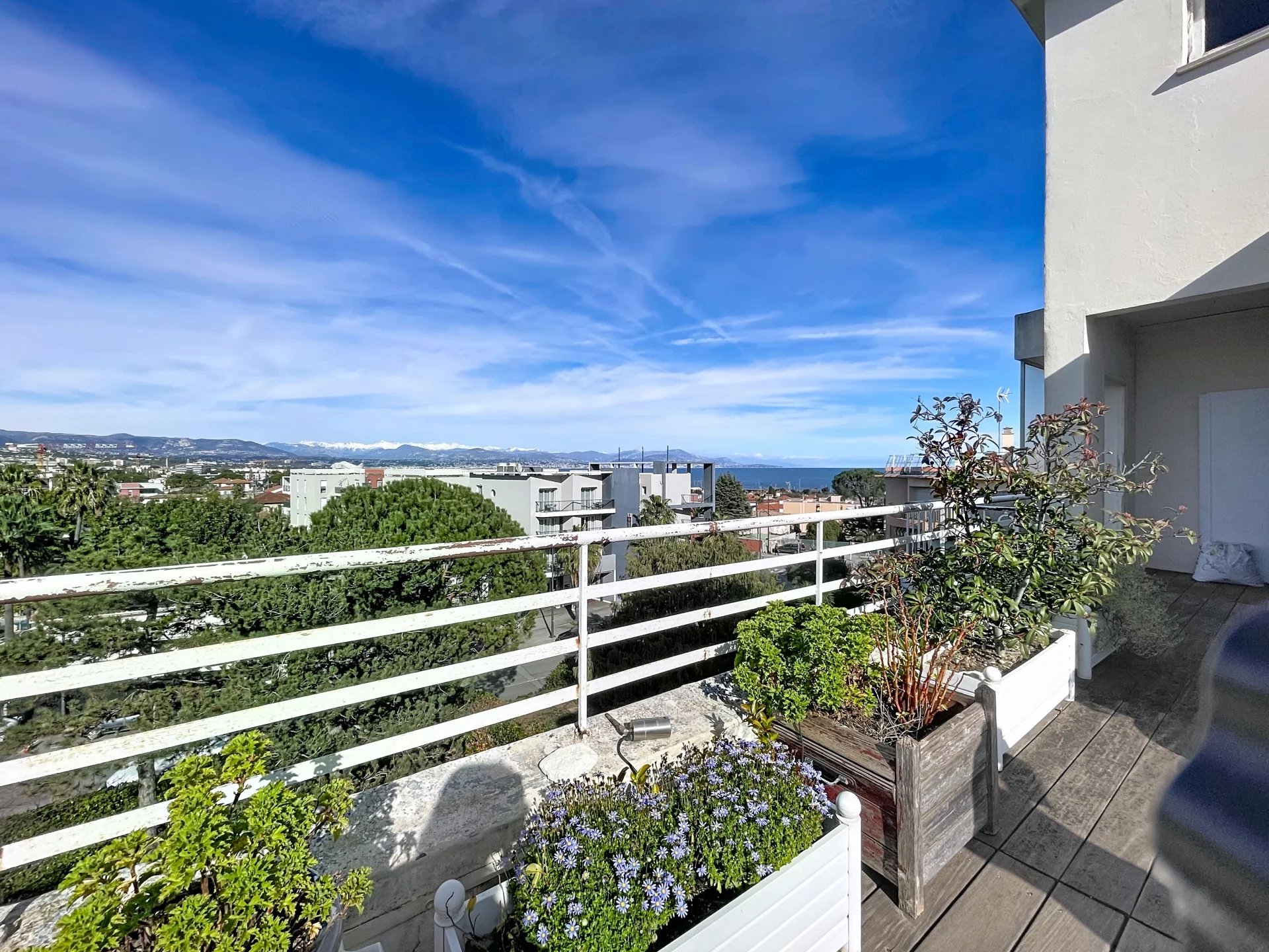 Terrasse avec vue à Antibes Terrasse d'un appartement à Antibes avec vue latérale sur la mer et montagnes, ensoleillée et bien aménagée.