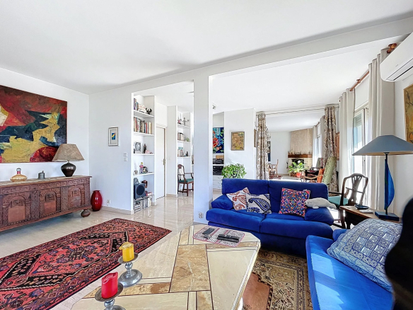 Appartement de 154 m² à Antibes, salon spacieux avec décoration contemporaine.