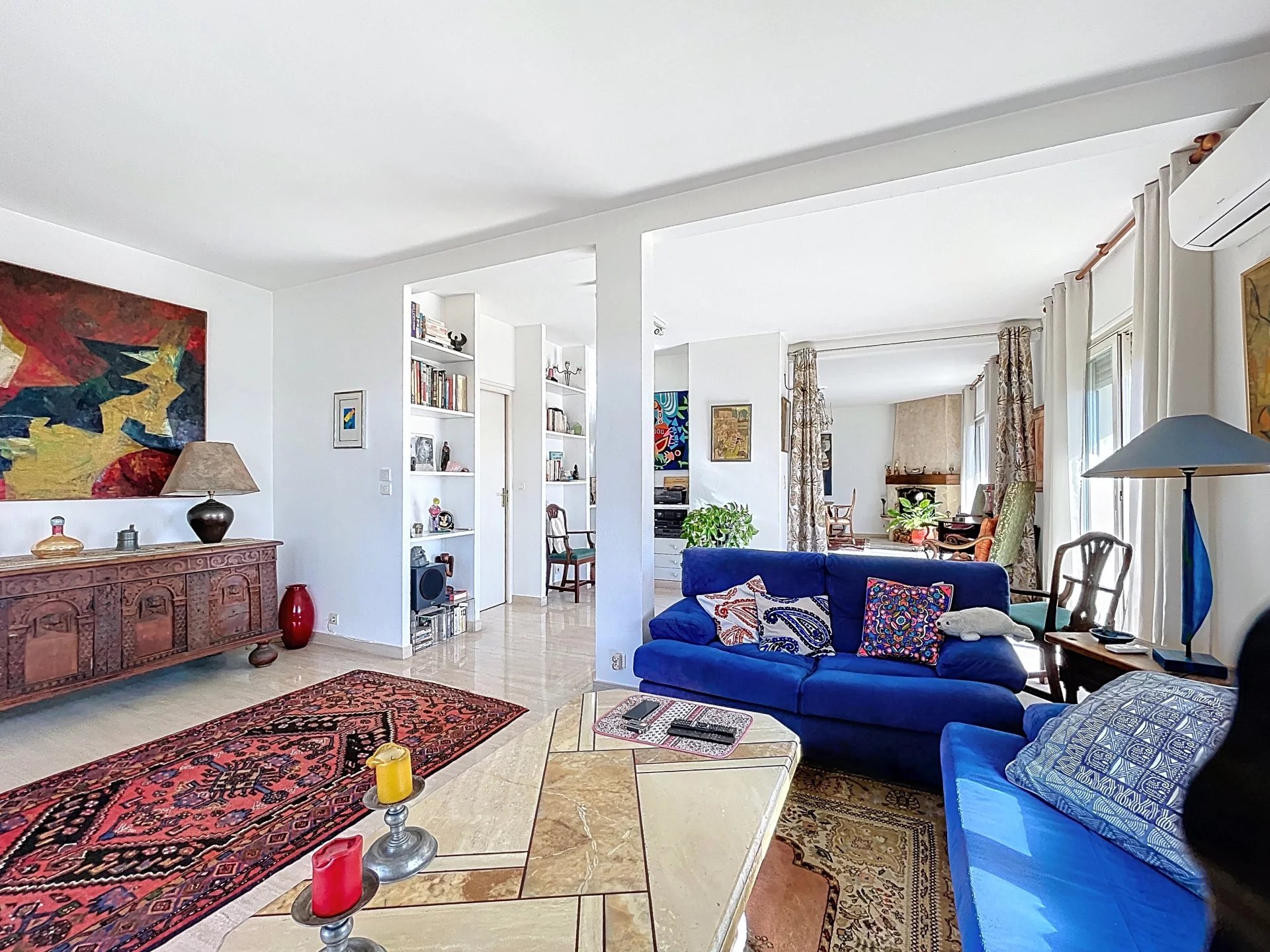 Appartement spacieux à Antibes Appartement de 154 m² à Antibes, salon spacieux avec décoration contemporaine.