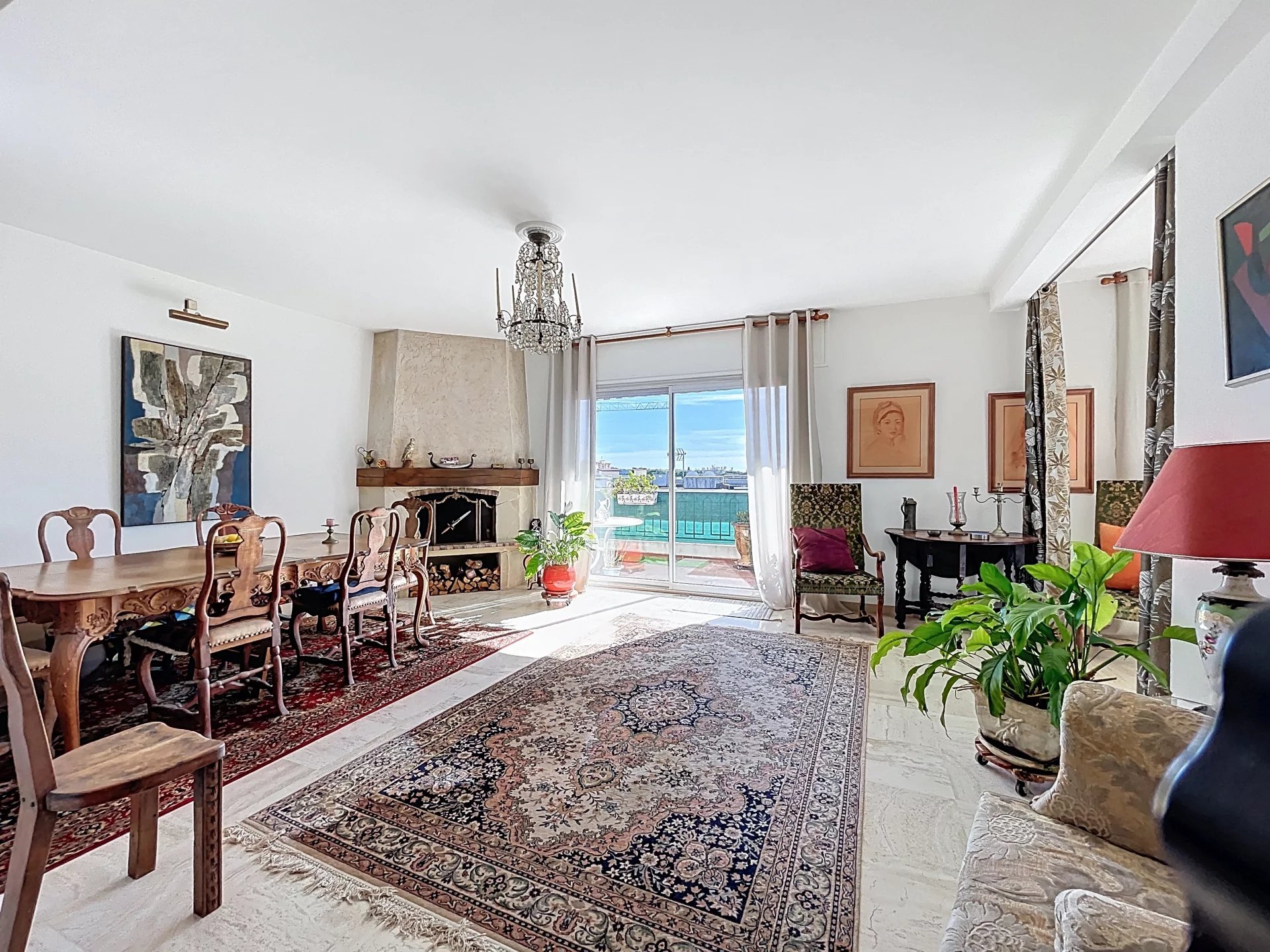 Appartement 3-4 pièces à Antibes Salon lumineux d'un appartement à Antibes avec vue sur la mer et grandes fenêtres.