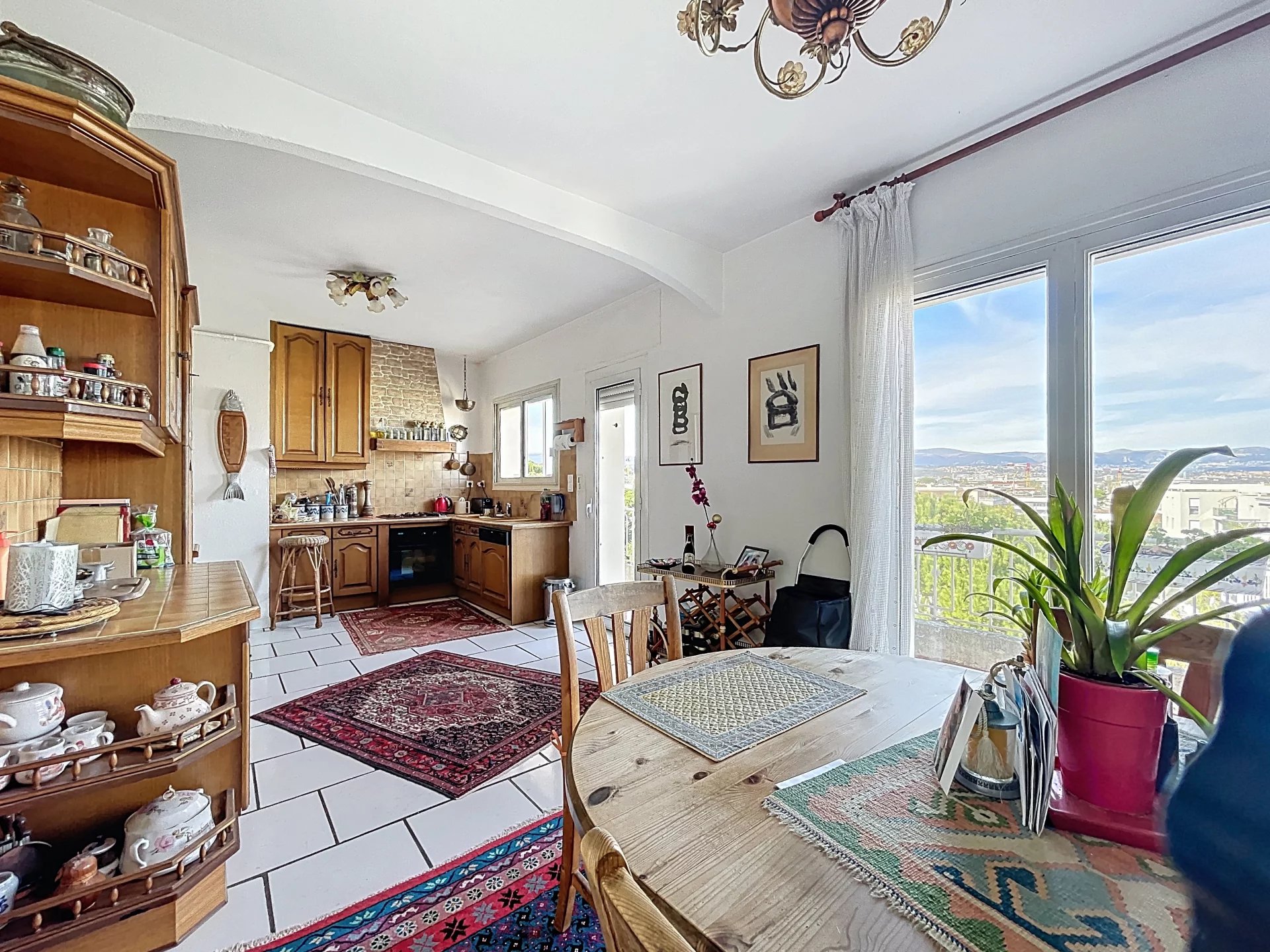 Appartement à Antibes avec vue mer Appartement de 154 m² avec cuisine ouverte et salle à manger, vue sur la mer latérale, à Antibes.