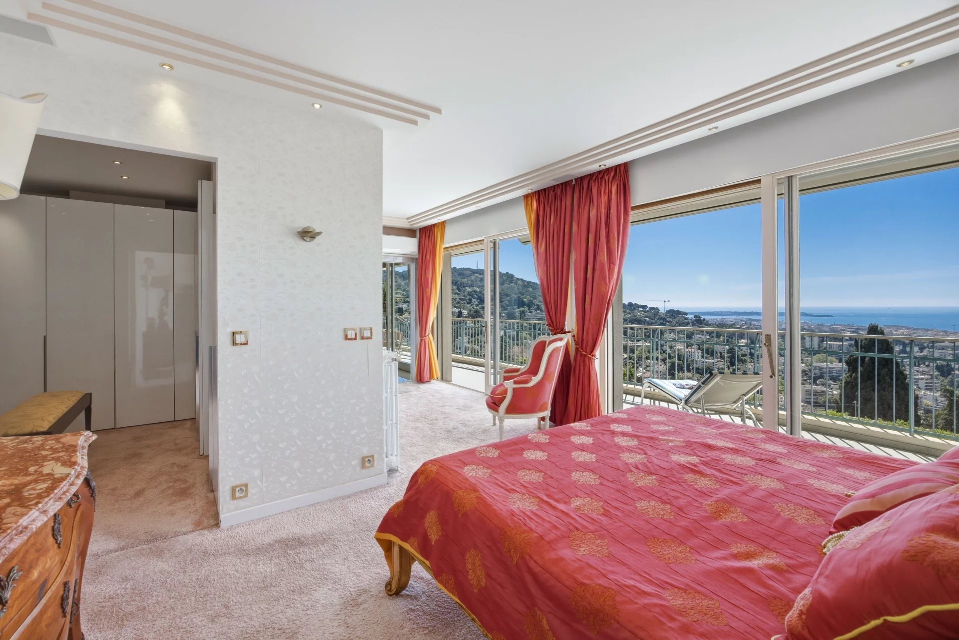Chambre avec vue mer au Cannet Chambre d'appartement avec vue mer, décorée avec un lit et des fenêtres panoramiques.