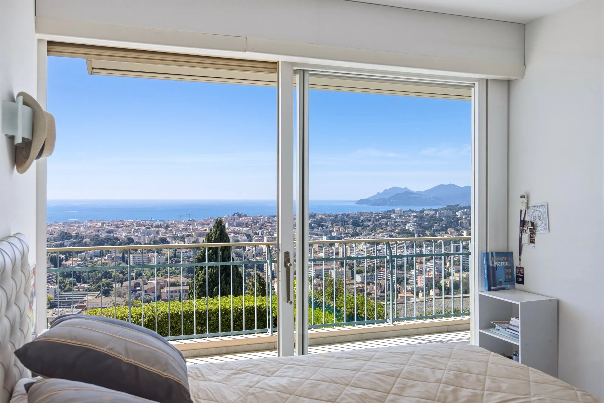 Chambre avec vue mer à Le Cannet Chambre avec vue mer à Le Cannet, fenêtres ouvertes sur un panorama côtier.
