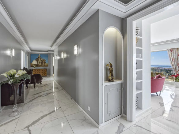 Intérieur d'un appartement de prestige au Cannet, avec couloir et vue sur la mer.