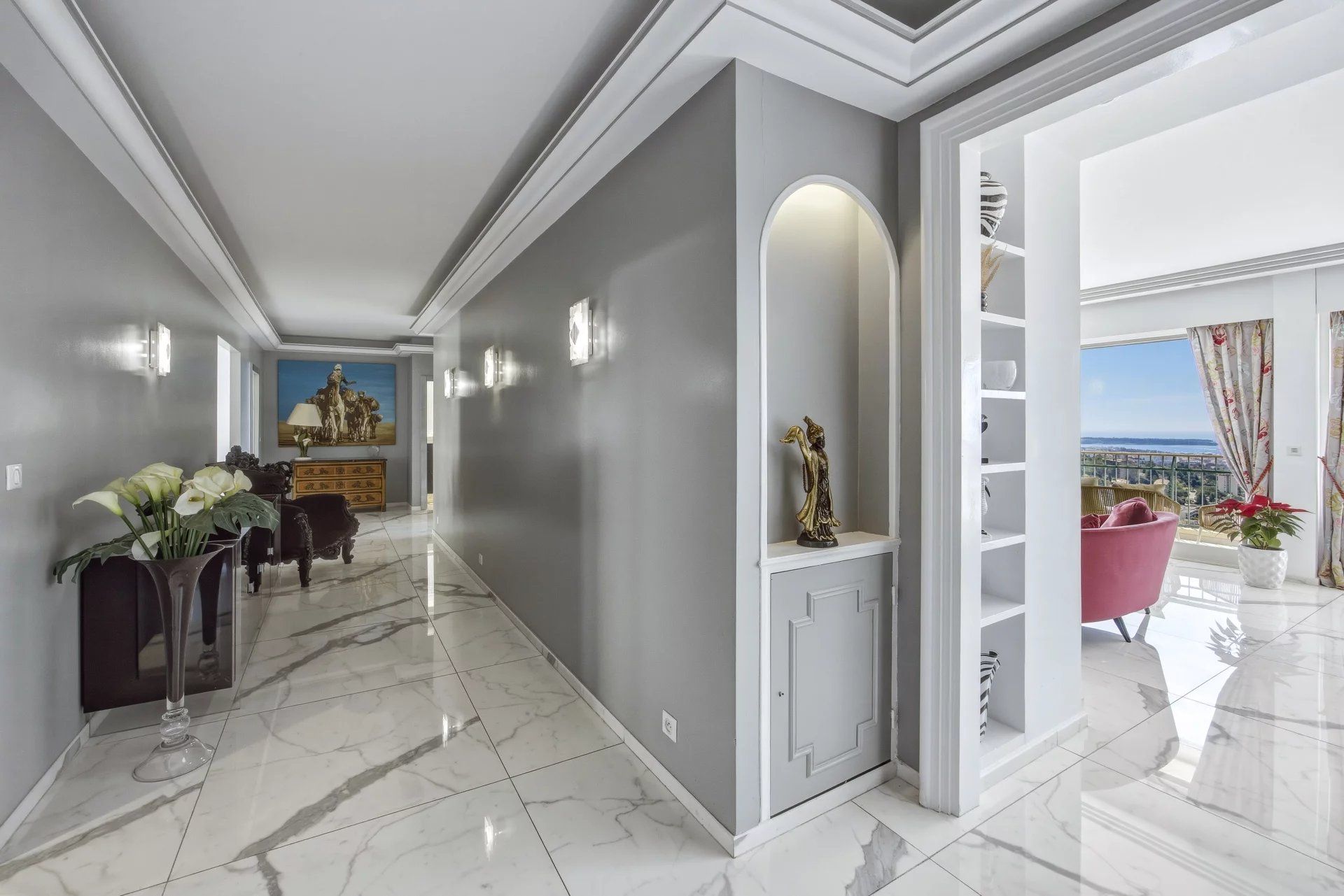Appartement de prestige au Cannet Intérieur d'un appartement de prestige au Cannet, avec couloir et vue sur la mer.