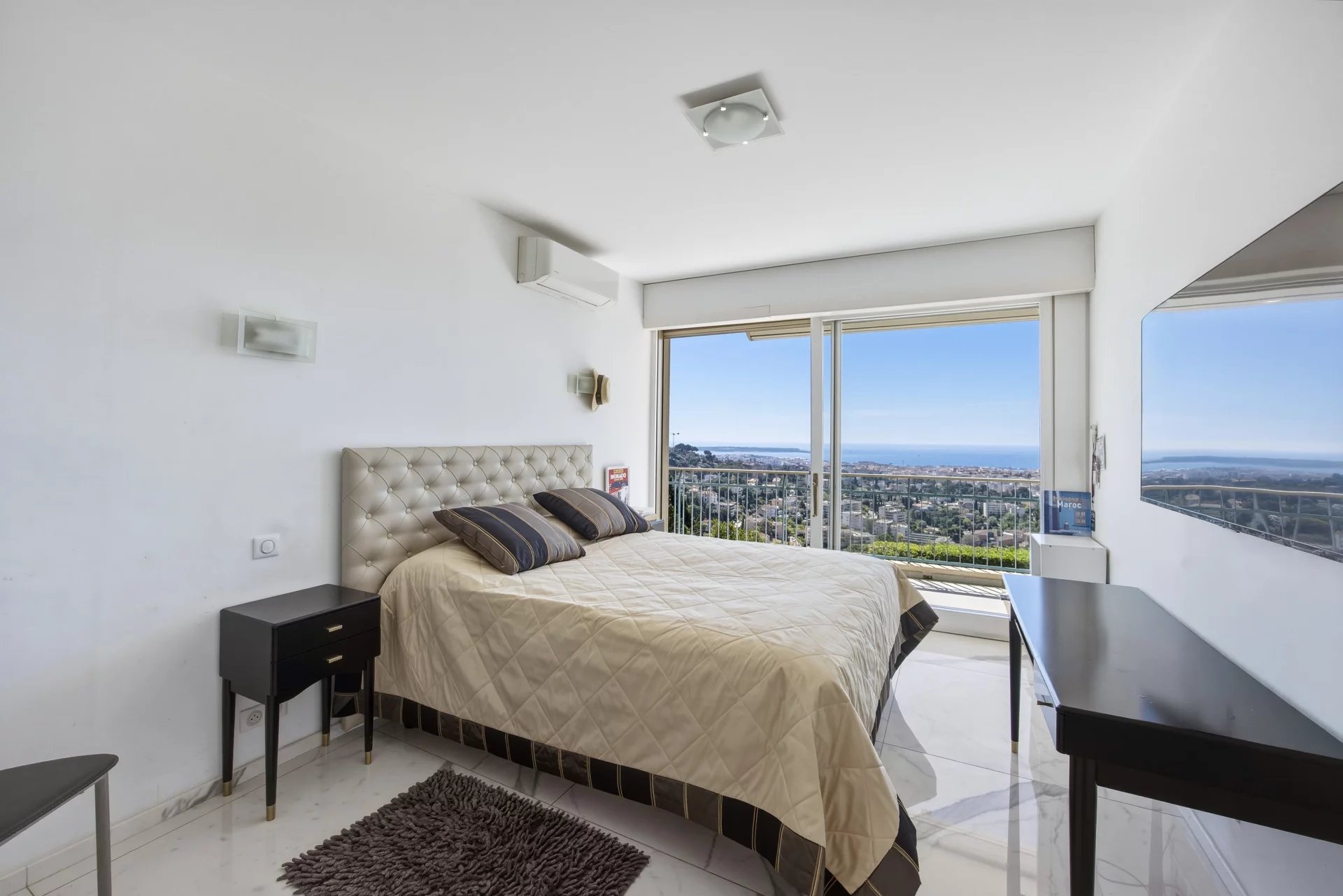 Chambre avec vue mer au Cannet Chambre d'un appartement avec vue mer, lit double et décor moderne au Cannet.