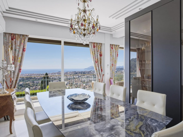 Intérieur d'un appartement de prestige avec vue mer, salle à manger et terrasse.