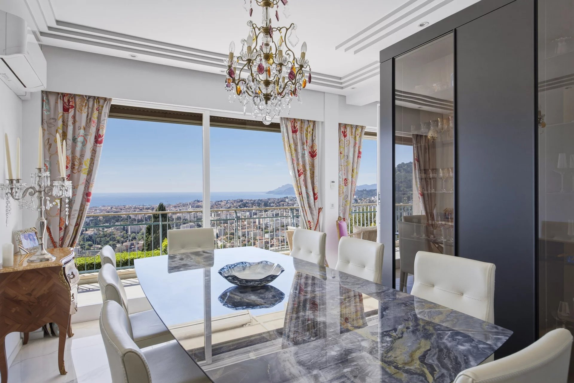 Appartement de luxe avec vue mer au Cannet Intérieur d'un appartement de prestige avec vue mer, salle à manger et terrasse.