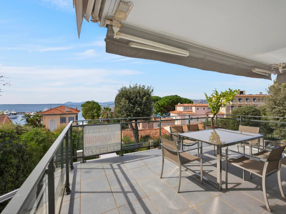 Terrace of an apartment with sea view in Antibes, sunny and modern.