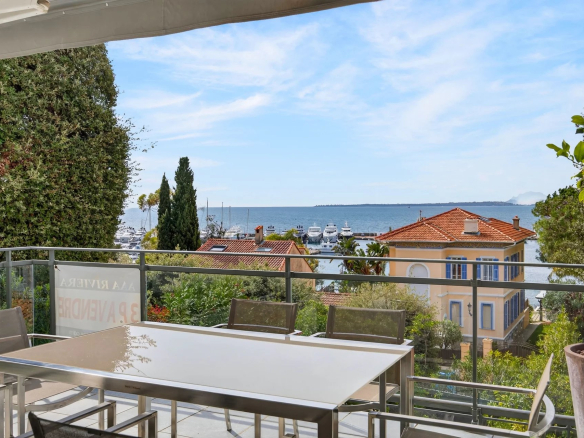 Apartment terrace with views of the sea and the port in Antibes.