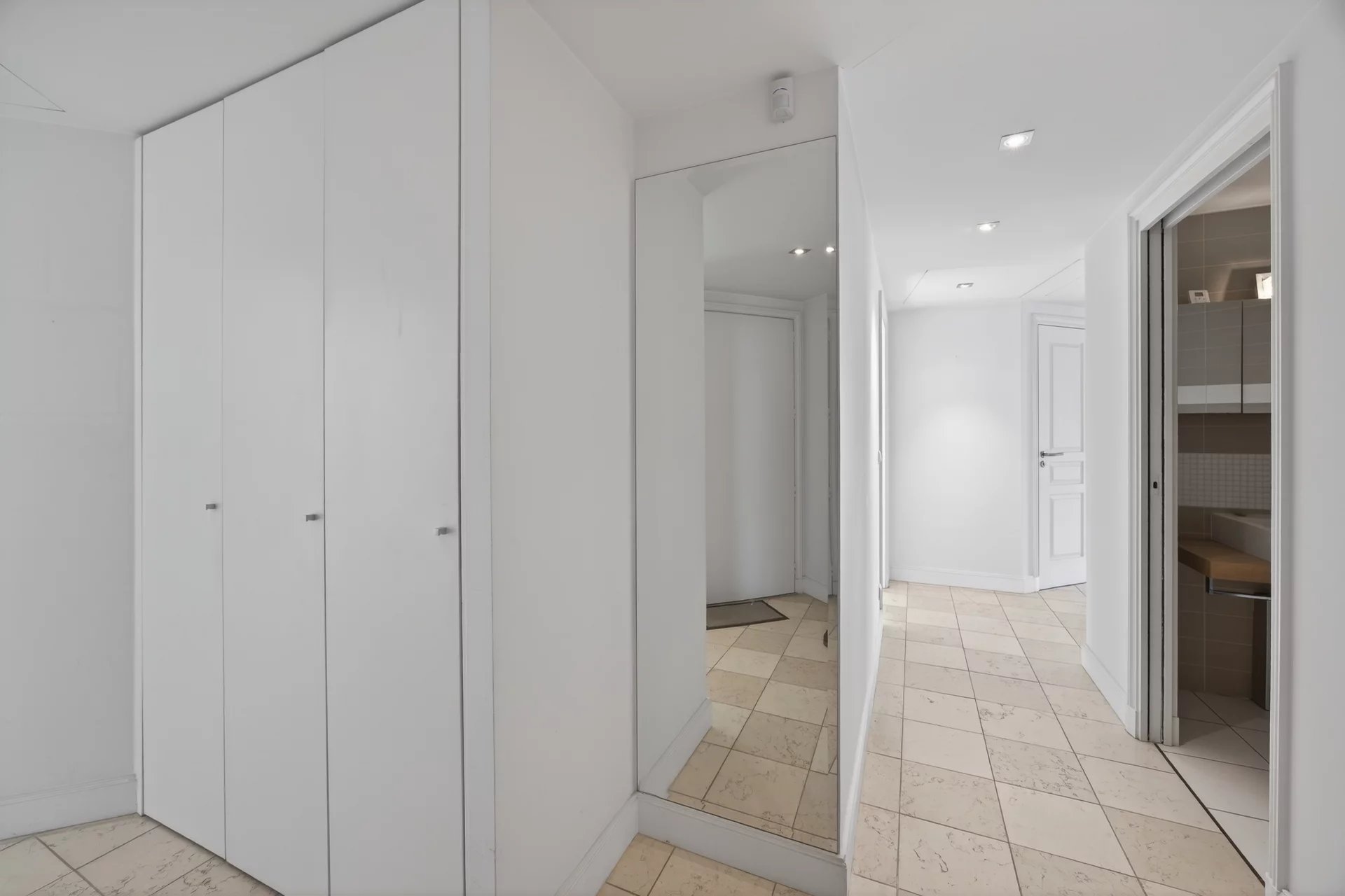 Entrance hall of an apartment in Cap d'Antibes Interior of a modern apartment with an entrance hall and built-in closets.