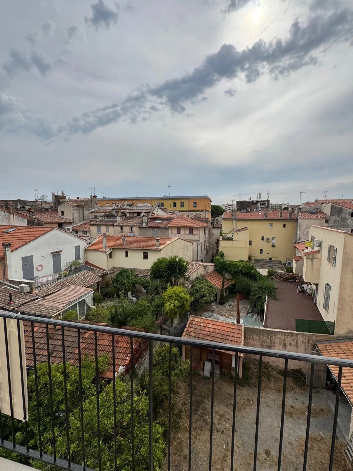 Vue depuis le balcon d’un appartement à Antibes Vue dégagée depuis un balcon sur des maisons et toits à Antibes.