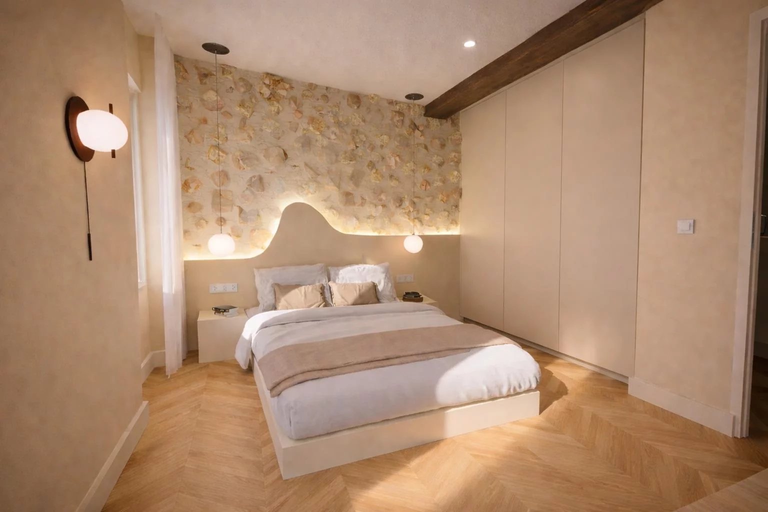 Chambre d’appartement rénové à Antibes Chambre d'un appartement rénové à Antibes, avec un lit double et des murs décorés.