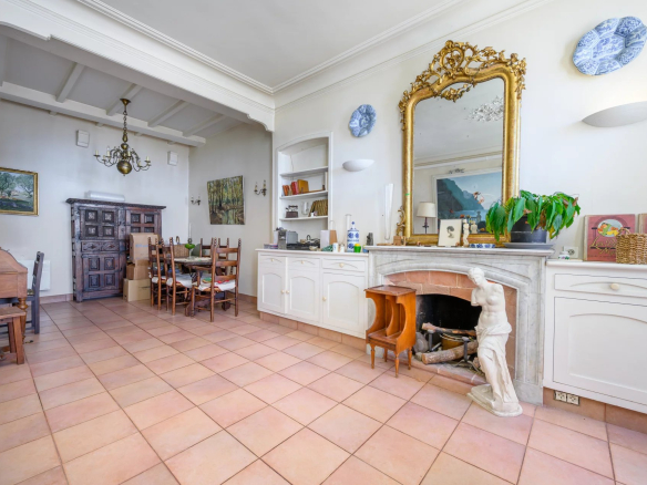 Interior of a 3-room apartment in Cannes with kitchen and dining room.