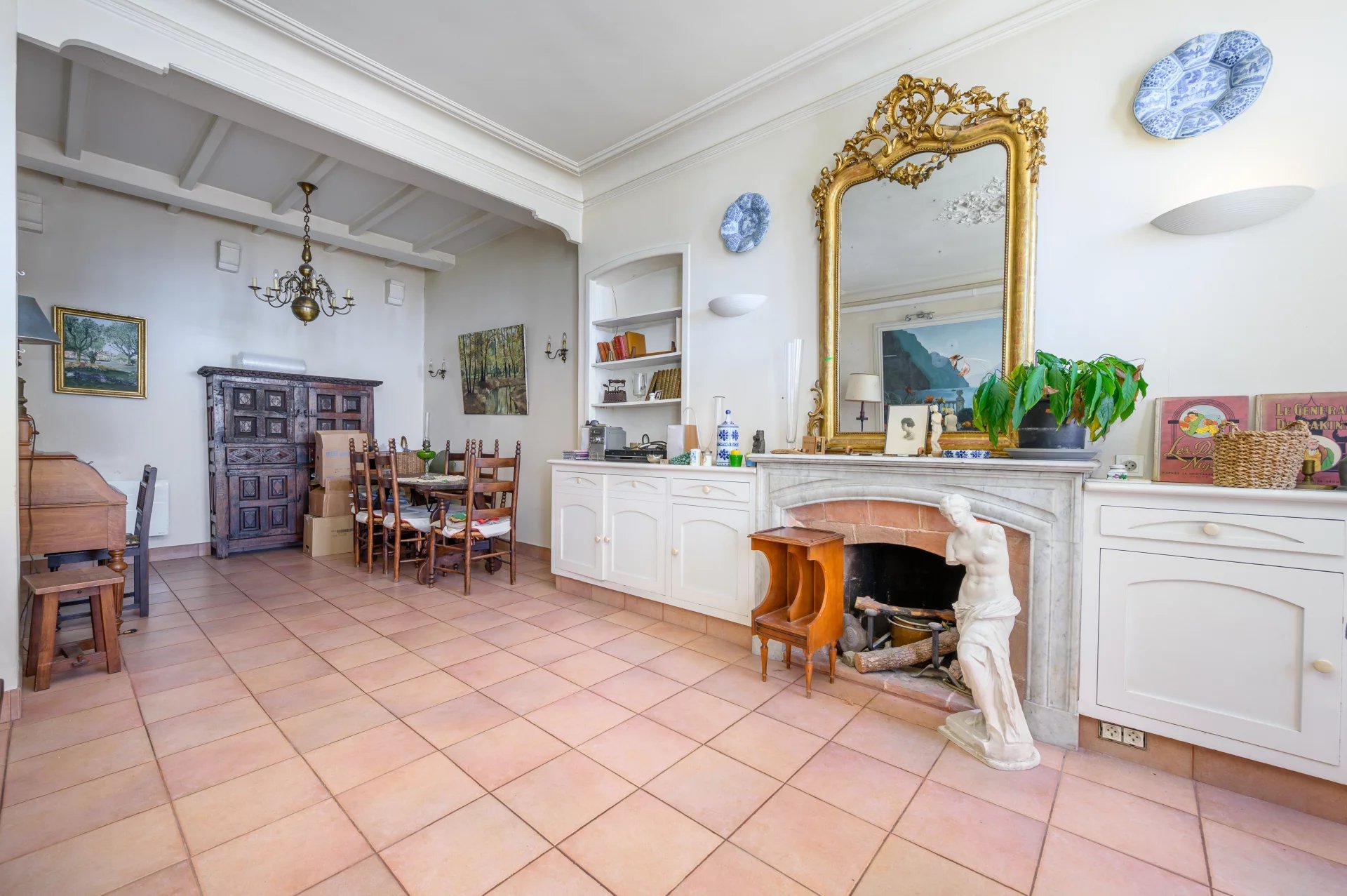 3-room apartment in Cannes Interior of a 3-room apartment in Cannes with kitchen and dining room.